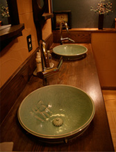 栗の木枠の洗面鏡に 京都在住の陶芸家、高瀬昌郎氏作の洗面器